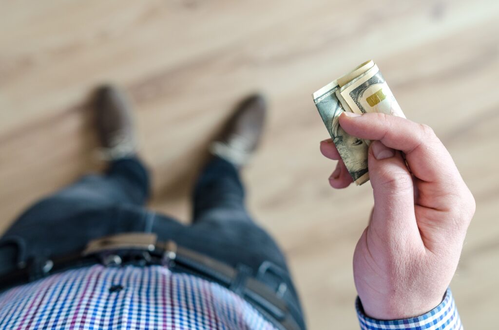 Cómo comprar y vender dólares para ganar dinero