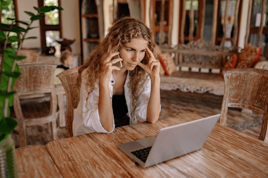 conversando por celular