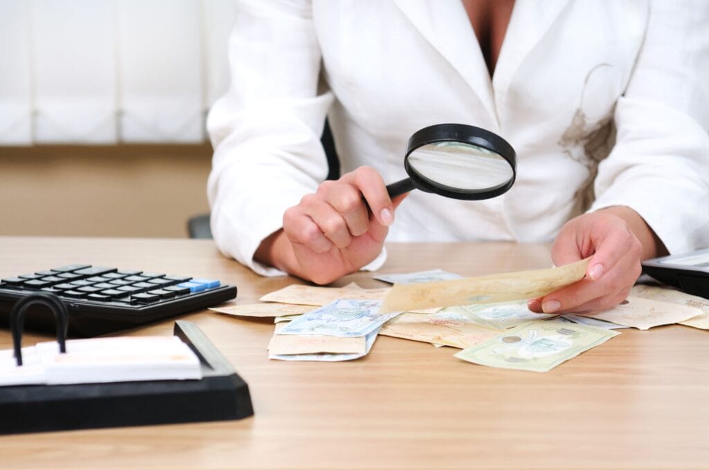 Verificando billetes falsos