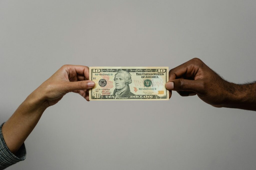 Cómo saber si un billete de 100 dólares es falso